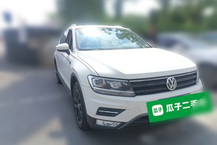Used Volkswagen Tiguan L 2017 330TSI Automatic Two-Wheel Drive Luxury Edition Front Right 45 Deg