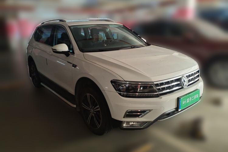 Used Volkswagen Tiguan L 2017 380TSI Automatic All-Wheel-Drive Luxury Edition Front Right 45 Deg
