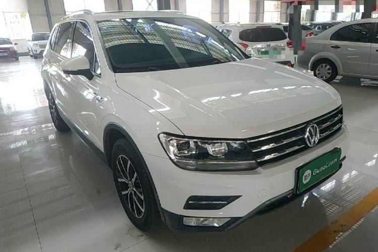 Used Volkswagen Tiguan L 2017 330TSI Automatic Two-Wheel Drive Luxury Edition Front Right 45 Deg