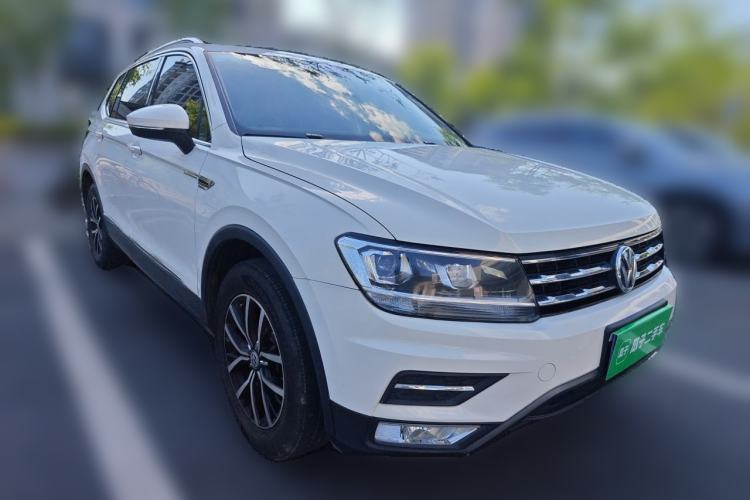 Used Volkswagen Tiguan L 2017 330TSI Automatic Two-Wheel Drive Luxury Edition Front Right 45 Deg
