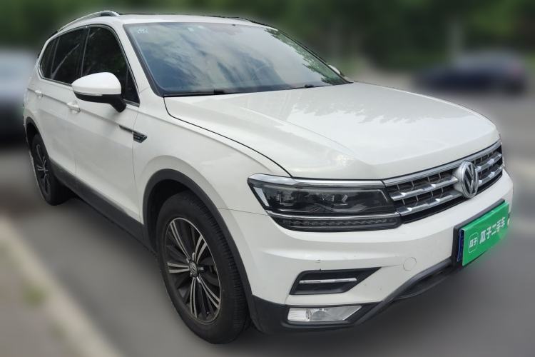 Used Volkswagen Tiguan L 2017 380TSI Automatic All-Wheel-Drive Luxury Edition Front Right 45 Deg