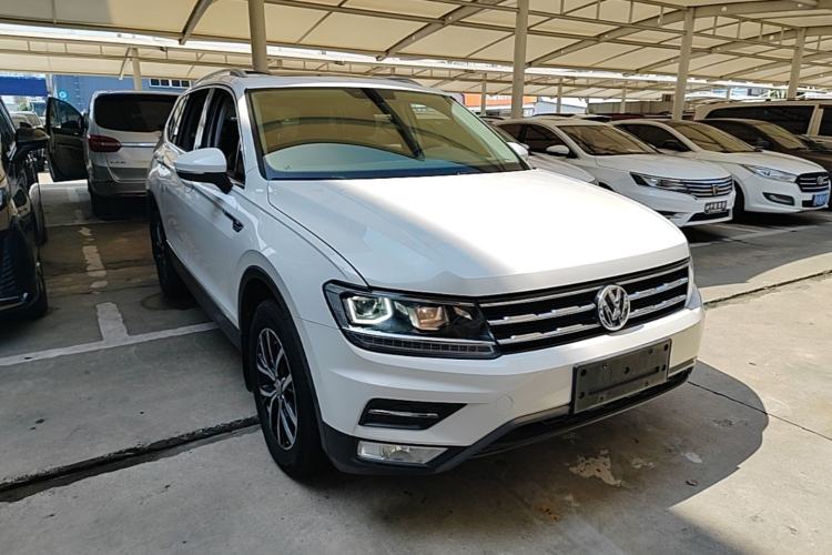 Used Volkswagen Tiguan L 2017 330TSI Automatic Two-Wheel Drive Luxury Edition Front Right 45 Deg