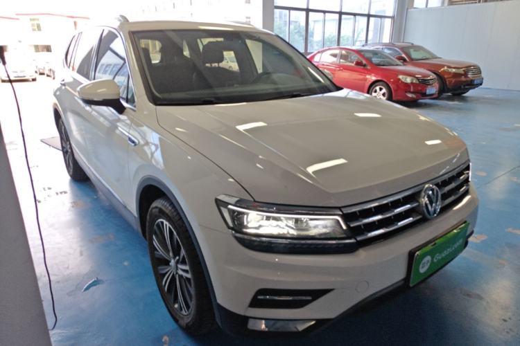 Used Volkswagen Tiguan L 2017 380TSI Automatic All-Wheel-Drive Luxury Edition Front Right 45 Deg