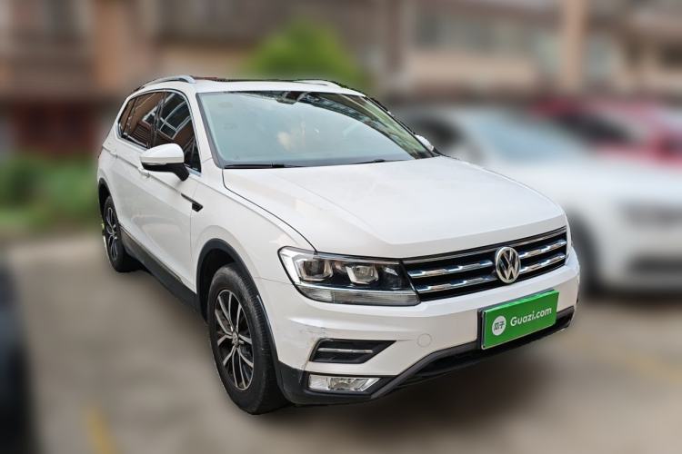Used Volkswagen Tiguan L 2017 330TSI Automatic Two-Wheel Drive Luxury Edition Front Right 45 Deg