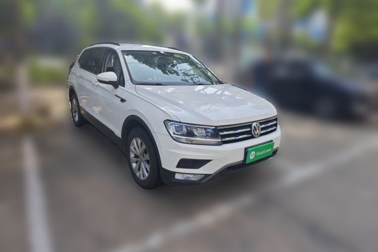 Used Volkswagen Tiguan L 2017 330TSI Automatic Two-Wheel Drive Luxury Edition Front Right 45 Deg