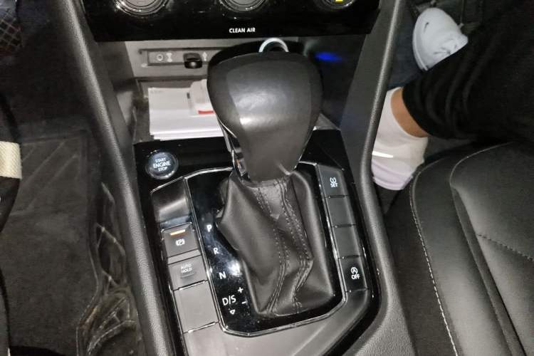 Used Volkswagen Tiguan L 2017 330TSI Automatic Two-Wheel Drive Luxury Edition Gear Lever