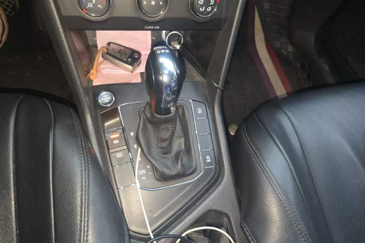 Used Volkswagen Tiguan L 2017 330TSI Automatic Two-Wheel Drive Luxury Edition Gear Lever