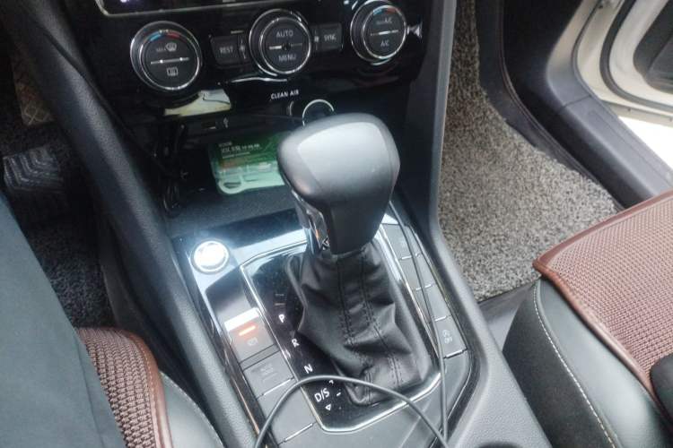 Used Volkswagen Tiguan L 2017 330TSI Automatic Two-Wheel Drive Luxury Edition Gear Lever