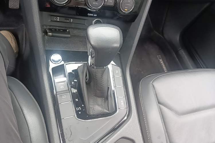 Used Volkswagen Tiguan L 2017 330TSI Automatic Two-Wheel Drive Luxury Edition Gear Lever