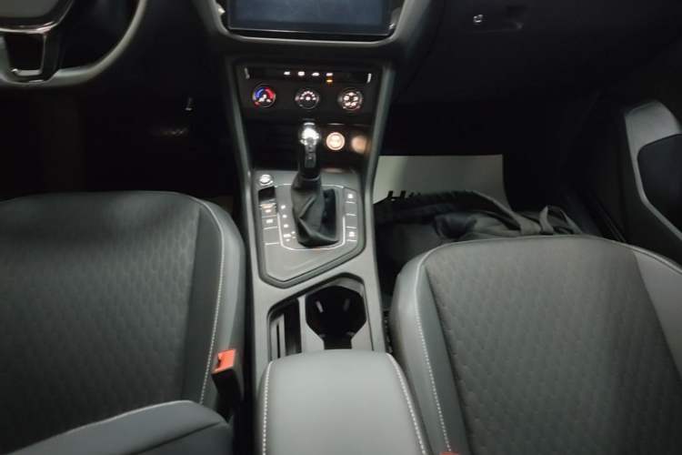Used Volkswagen Tiguan L 2017 330TSI Automatic Two-Wheel Drive Luxury Edition Gear Lever