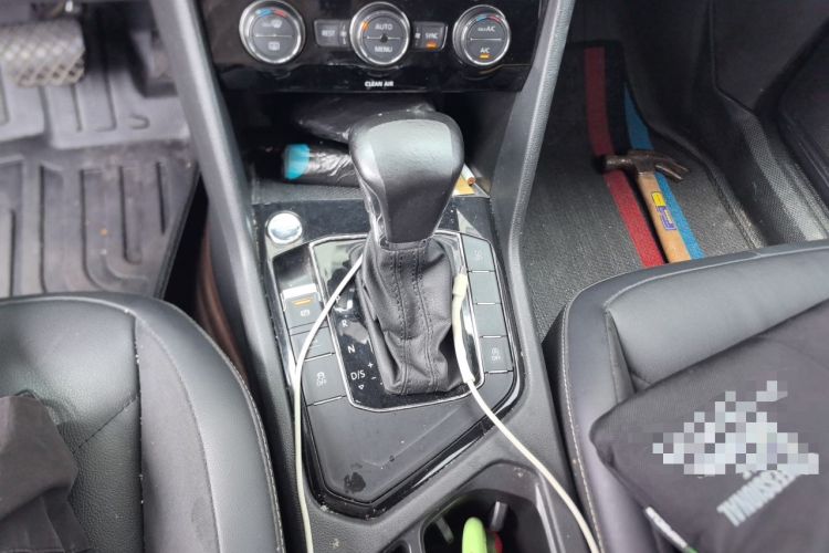 Used Volkswagen Tiguan L 2017 380TSI Automatic All-Wheel-Drive Luxury Edition Gear Lever