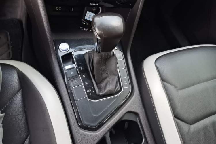 Used Volkswagen Tiguan L 2017 330TSI Automatic Two-Wheel Drive Luxury Edition Gear Lever