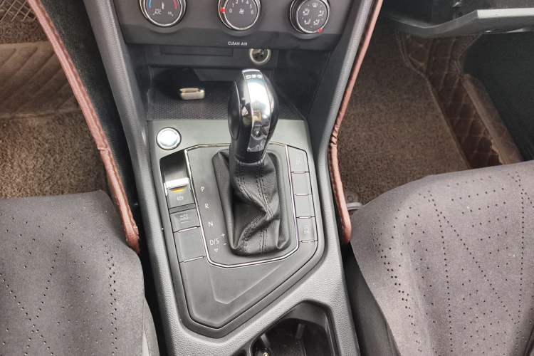 Used Volkswagen Tiguan L 2017 330TSI Automatic Two-Wheel Drive Luxury Edition Gear Lever