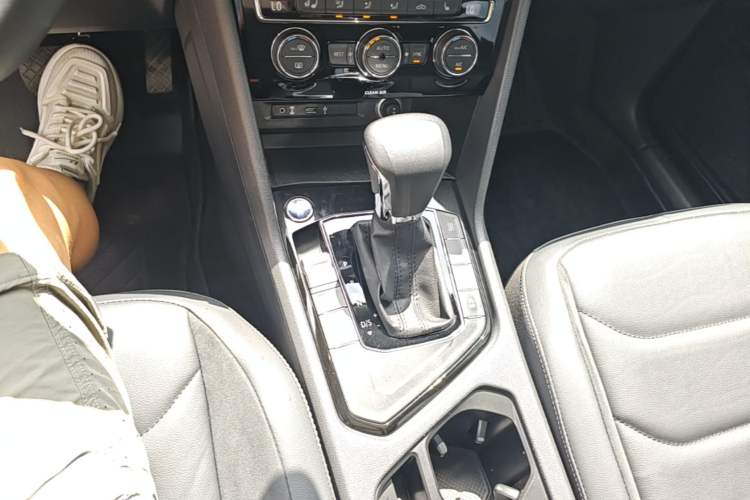 Used Volkswagen Tiguan L 2017 330TSI Automatic Two-Wheel Drive Luxury Edition Gear Lever