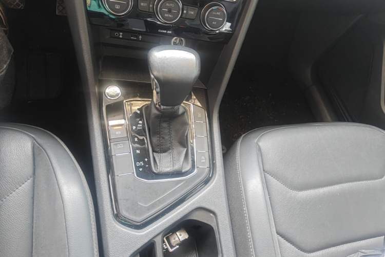 Used Volkswagen Tiguan L 2017 330TSI Automatic Two-Wheel Drive Luxury Edition Gear Lever