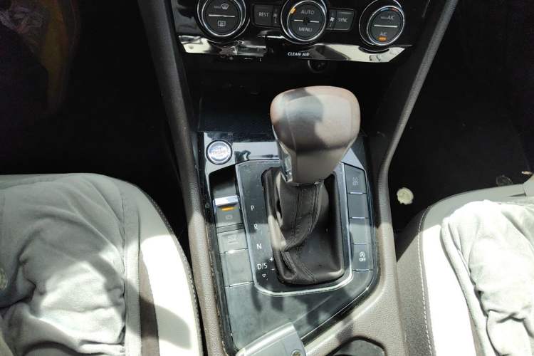 Used Volkswagen Tiguan L 2017 330TSI Automatic Two-Wheel Drive Luxury Edition Gear Lever