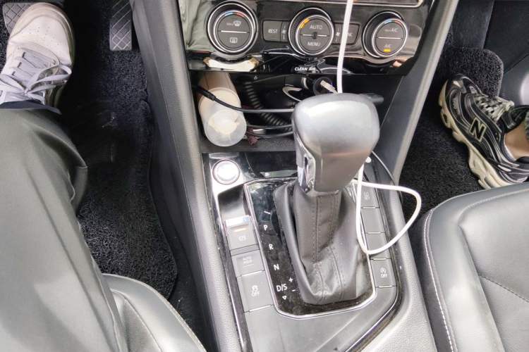 Used Volkswagen Tiguan L 2017 380TSI Automatic All-Wheel-Drive Luxury Edition Gear Lever