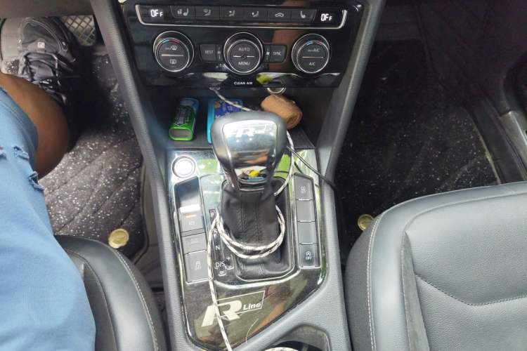 Used Volkswagen Tiguan L 2017 380TSI Automatic All-Wheel-Drive Luxury Edition Gear Lever