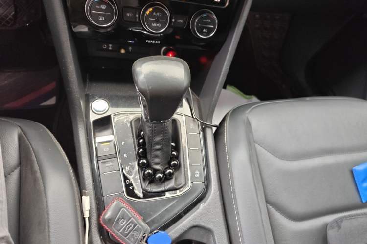 Used Volkswagen Tiguan L 2017 330TSI Automatic Two-Wheel Drive Comfort Edition Gear Lever