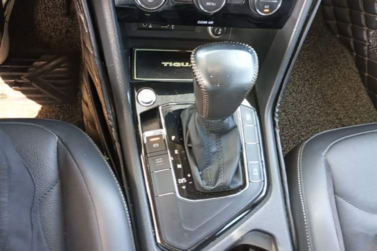 Used Volkswagen Tiguan L 2017 330TSI Automatic Two-Wheel Drive Luxury Edition Gear Lever