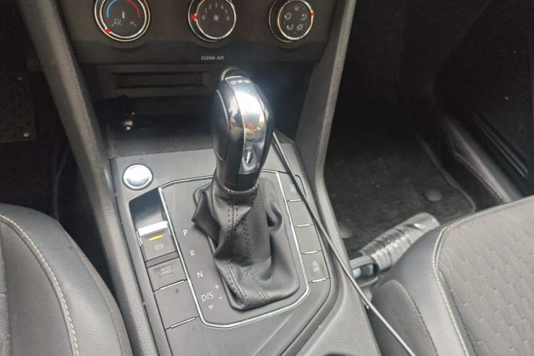 Used Volkswagen Tiguan L 2017 330TSI Automatic Two-Wheel Drive Luxury Edition Gear Lever