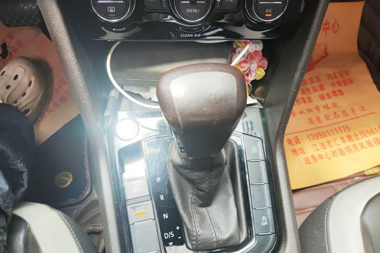 Used Volkswagen Tiguan L 2017 330TSI Automatic Two-Wheel Drive Luxury Edition Gear Lever