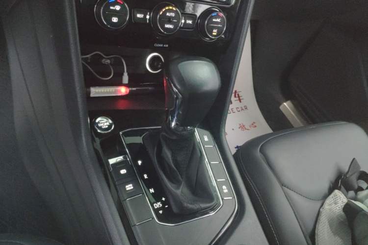 Used Volkswagen Tiguan L 2017 330TSI Automatic Two-Wheel Drive Luxury Edition Gear Lever