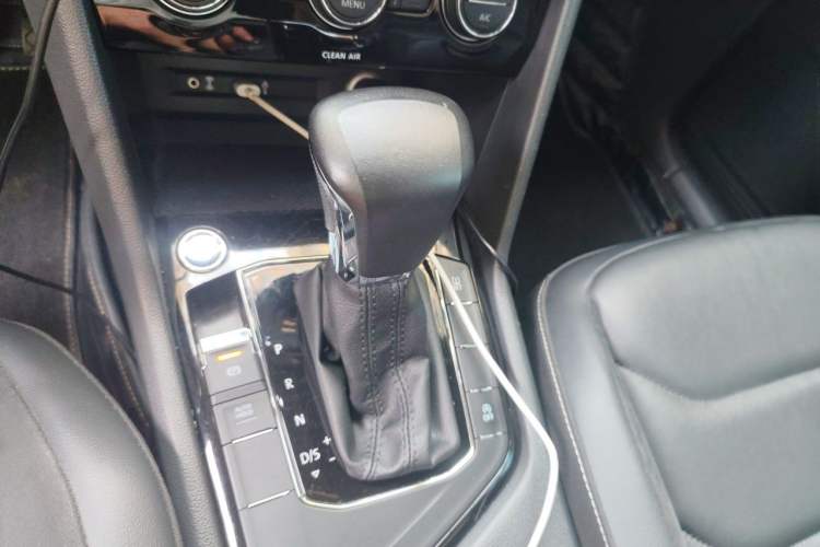 Used Volkswagen Tiguan L 2017 330TSI Automatic Two-Wheel Drive Comfort Edition Gear Lever