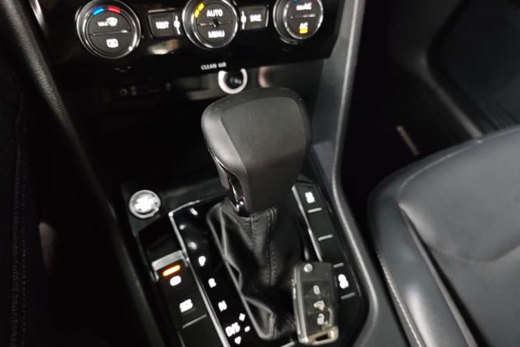 Used Volkswagen Tiguan L 2017 330TSI Automatic Two-Wheel Drive Comfort Edition Gear Lever