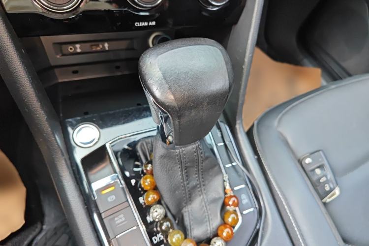 Used Volkswagen Tiguan L 2017 330TSI Automatic Two-Wheel Drive Luxury Edition Gear Lever