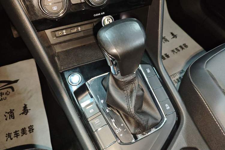 Used Volkswagen Tiguan L 2017 330TSI Automatic Two-Wheel Drive Luxury Edition Gear Lever
