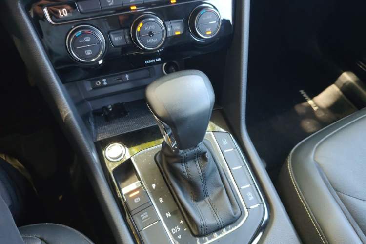 Used Volkswagen Tiguan L 2017 330TSI Automatic Two-Wheel Drive Comfort Edition Gear Lever