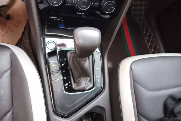 Used Volkswagen Tiguan L 2017 330TSI Automatic Two-Wheel Drive Luxury Edition Gear Lever