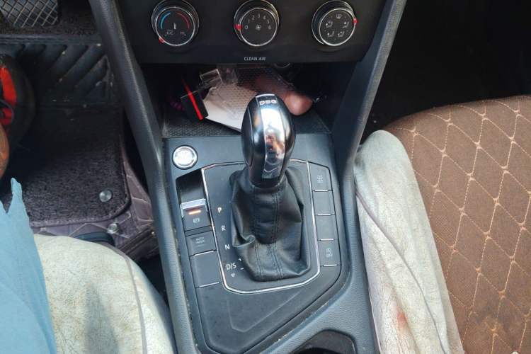 Used Volkswagen Tiguan L 2017 330TSI Automatic Two-Wheel Drive Luxury Edition Gear Lever