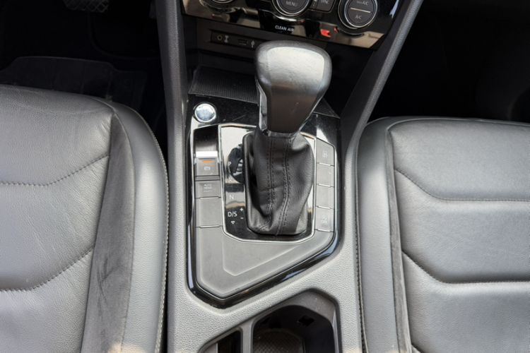 Used Volkswagen Tiguan L 2017 330TSI Automatic Two-Wheel Drive Luxury Edition Gear Lever