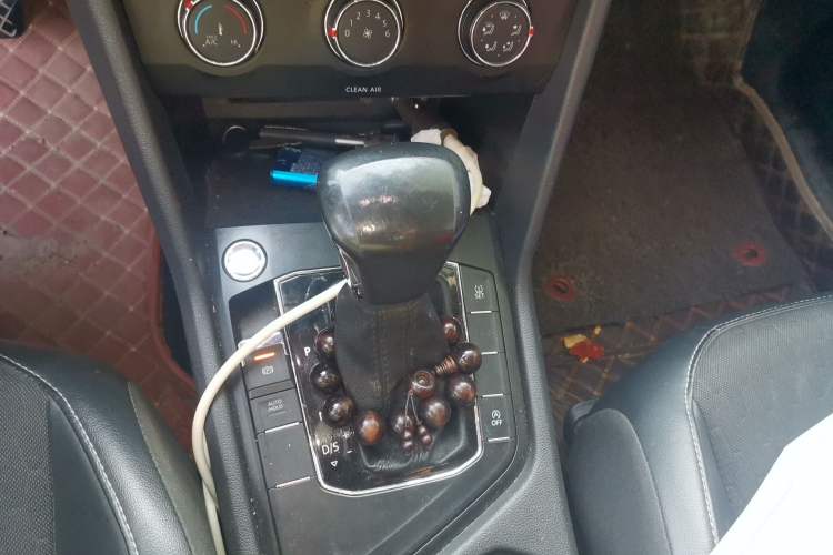 Used Volkswagen Tiguan L 2017 330TSI Automatic Two-Wheel Drive Luxury Edition Gear Lever