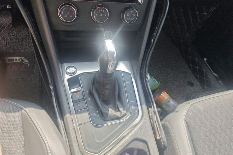 Used Volkswagen Tiguan L 2017 330TSI Automatic Two-Wheel Drive Luxury Edition Gear Lever