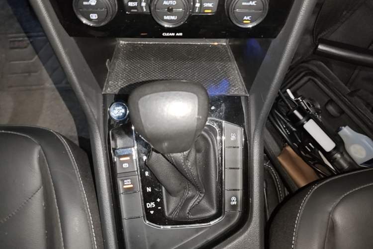 Used Volkswagen Tiguan L 2017 330TSI Automatic Two-Wheel Drive Luxury Edition Gear Lever