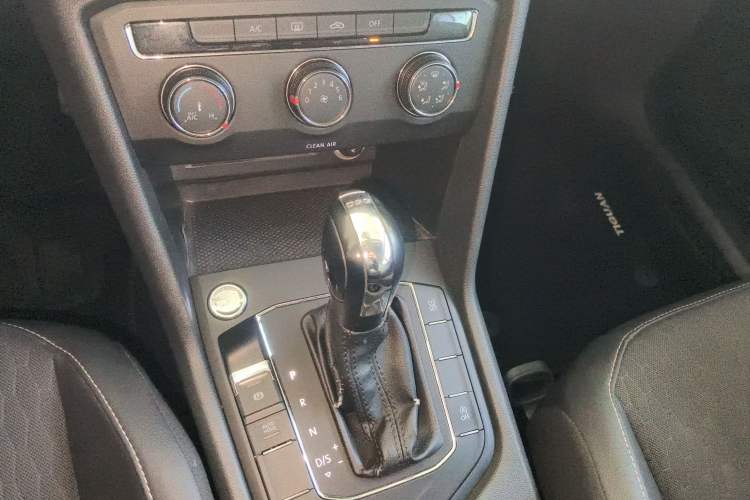 Used Volkswagen Tiguan L 2017 330TSI Automatic Two-Wheel Drive Luxury Edition Gear Lever
