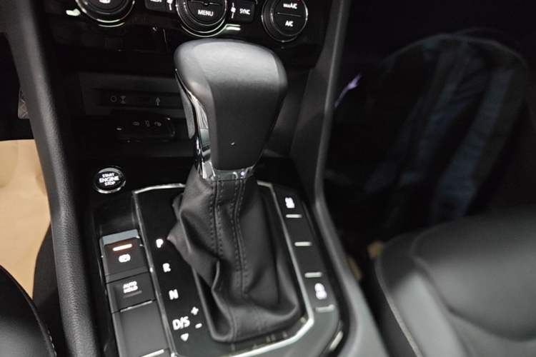 Used Volkswagen Tiguan L 2017 330TSI Automatic Two-Wheel Drive Luxury Edition Gear Lever