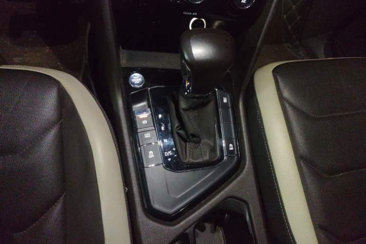 Used Volkswagen Tiguan L 2017 380TSI Automatic All-Wheel-Drive Luxury Edition Gear Lever