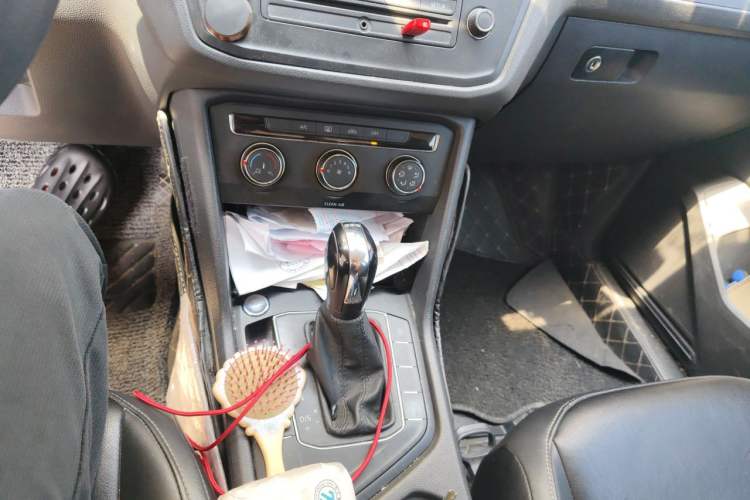 Used Volkswagen Tiguan L 2017 330TSI Automatic Two-Wheel Drive Luxury Edition Gear Lever