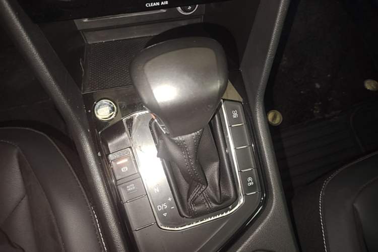 Used Volkswagen Tiguan L 2017 330TSI Automatic Two-Wheel Drive Luxury Edition Gear Lever