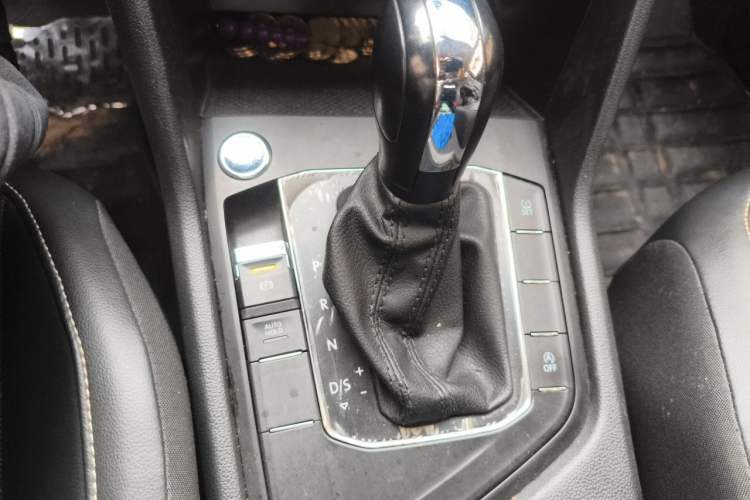 Used Volkswagen Tiguan L 2017 330TSI Automatic Two-Wheel Drive Luxury Edition Gear Lever