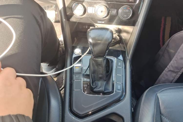 Used Volkswagen Tiguan L 2017 330TSI Automatic Two-Wheel Drive Comfort Edition Gear Lever