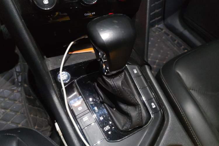 Used Volkswagen Tiguan L 2017 330TSI Automatic Two-Wheel Drive Luxury Edition Gear Lever