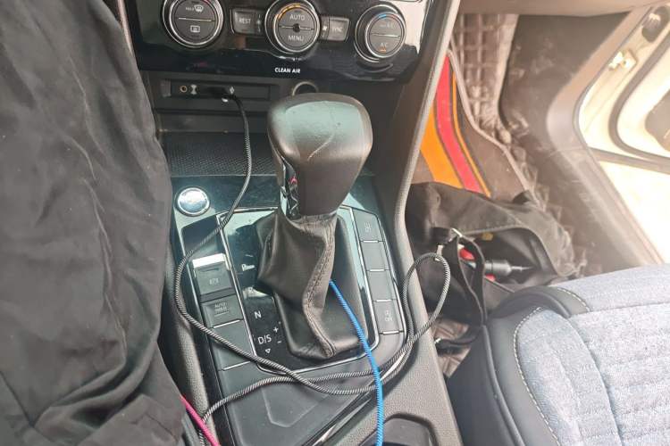 Used Volkswagen Tiguan L 2017 330TSI Automatic Two-Wheel Drive Luxury Edition Gear Lever