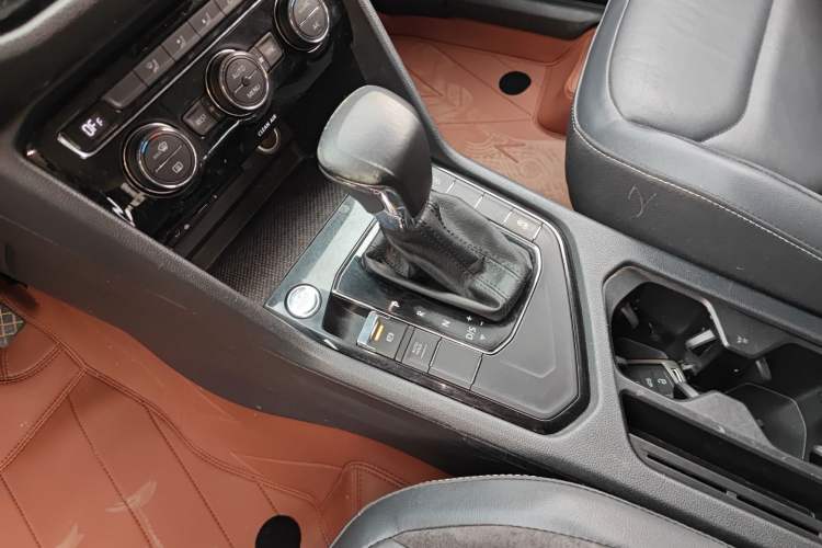 Used Volkswagen Tiguan L 2017 330TSI Automatic Two-Wheel Drive Comfort Edition Gear Lever