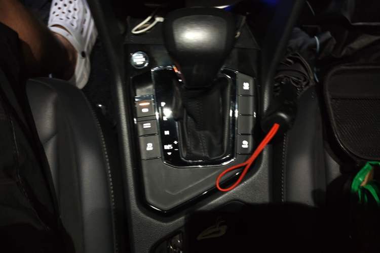 Used Volkswagen Tiguan L 2017 380TSI Automatic All-Wheel-Drive Luxury Edition Gear Lever