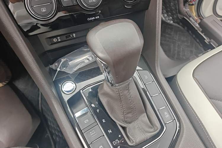 Used Volkswagen Tiguan L 2017 380TSI Automatic All-Wheel-Drive Luxury Edition Gear Lever